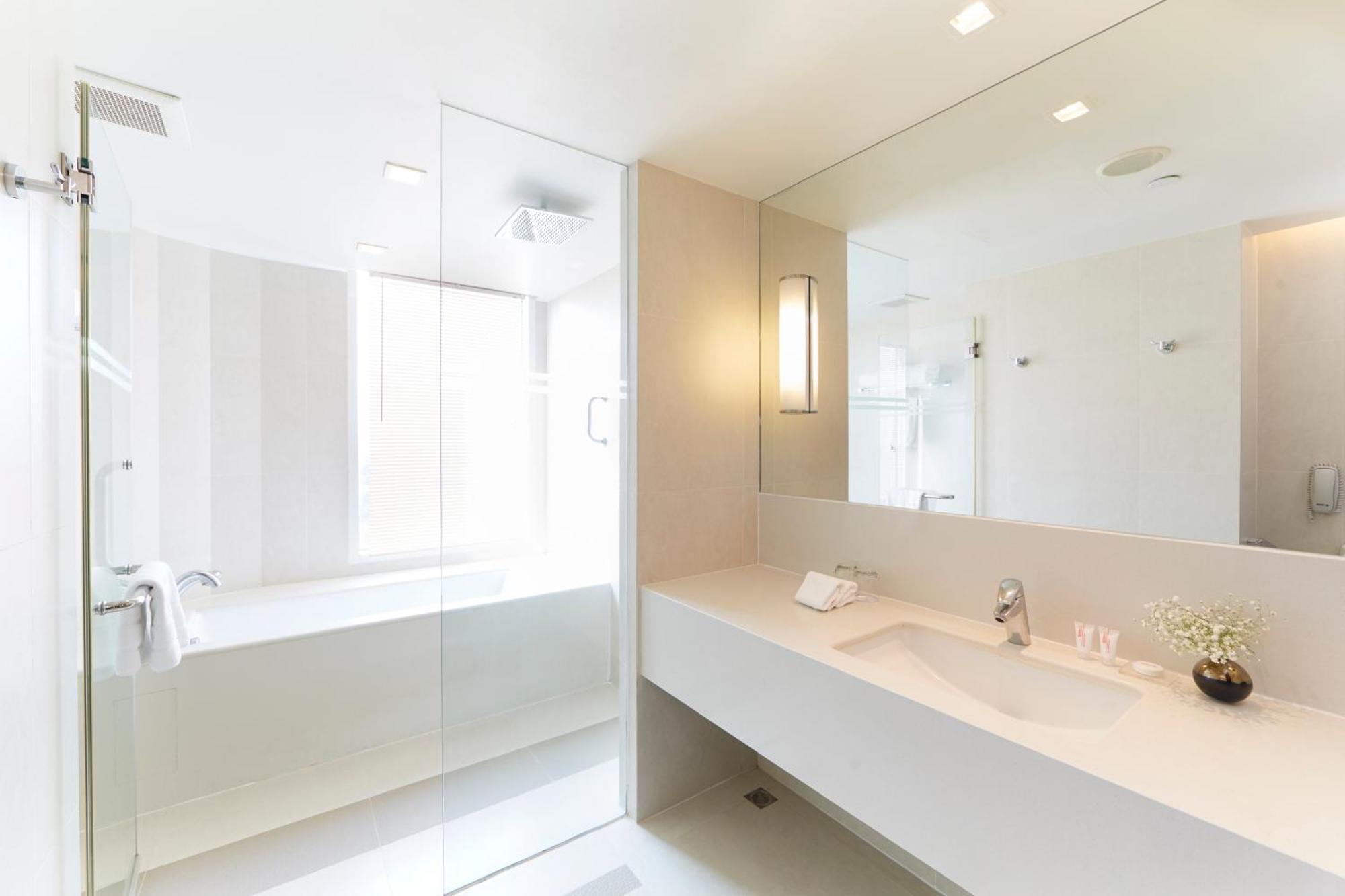 Premium One Bedroom Suite (Lake View)