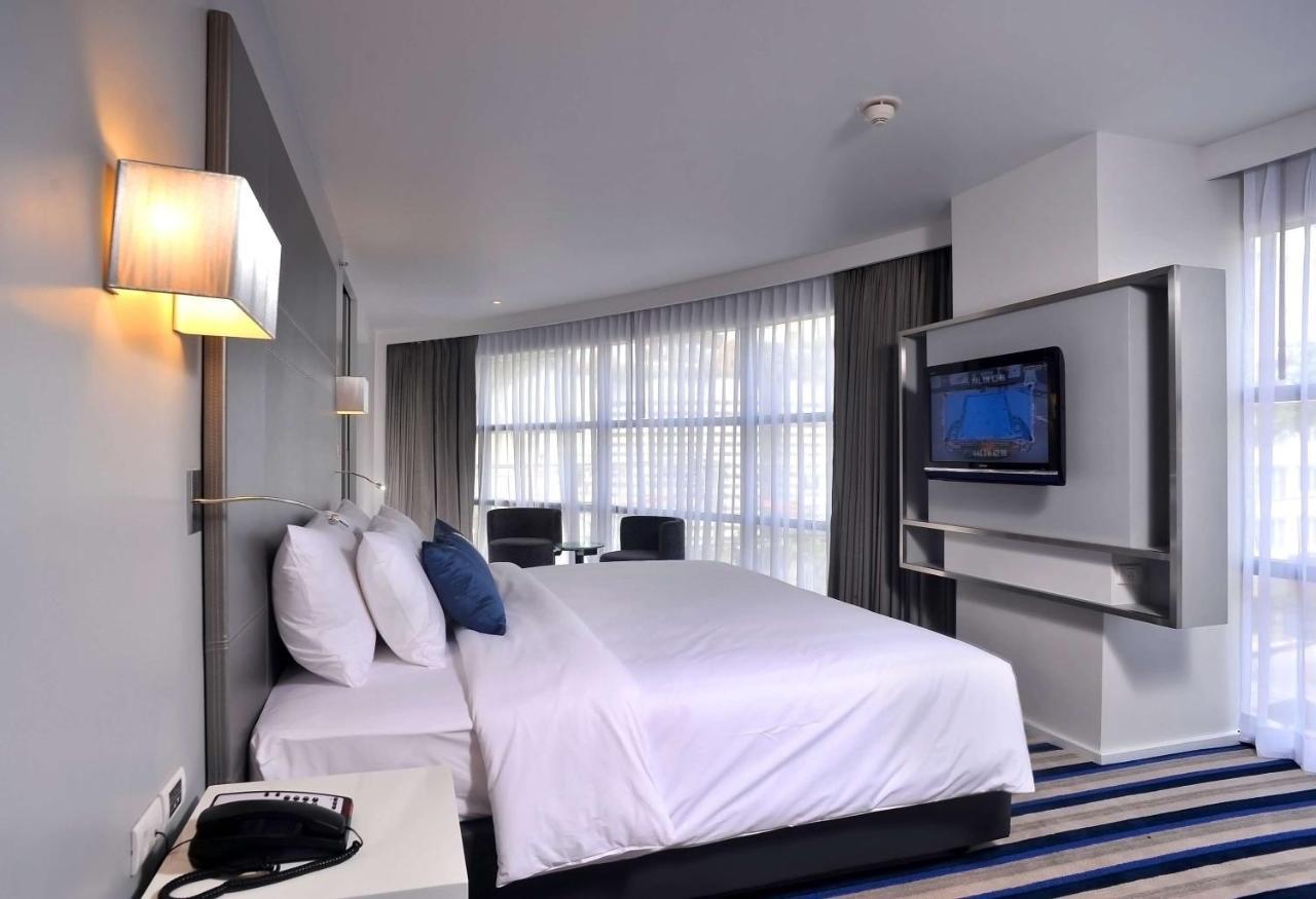 Suite mit Kingsize-Bett und Badewanne – Nichtraucher
