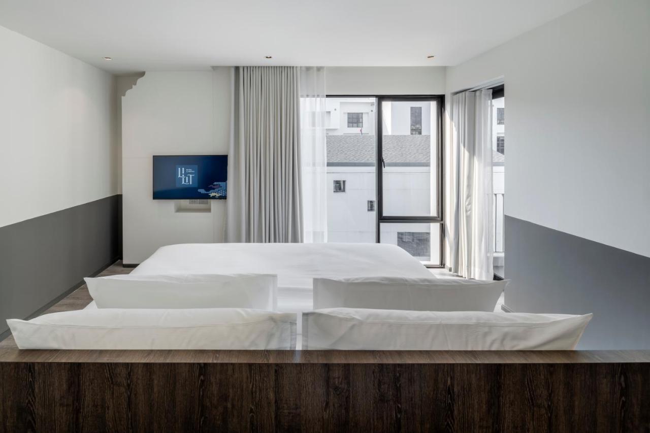 Suite met Kingsize Bed en Uitzicht op Zwembad